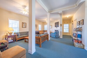 TV, DVD player - Lovely home in oceanfront location with central AC, access to pool/hot tub (Hatteras)