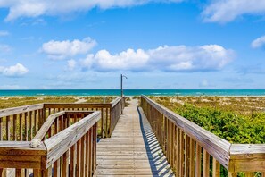 On the beach - Oceanfront w/ beach access, amazing views, hot tub, kitchen, & smart TVs (Holden Beach)