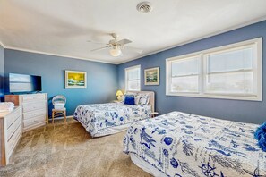8 bedrooms, iron/ironing board, free WiFi, bed sheets - Oceanfront w/ beach access, amazing views, hot tub, chef's kitchen, & smart TVs (Holden Beach)
