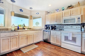 Kjøleskap, mikrobølgeovn, ovn og kokeplater