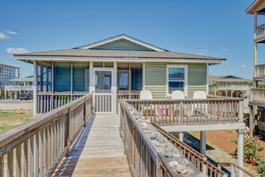 Terrace/patio - Inviting Oceanfront Home w/Covered & Screened-In Porches, Free WiFi, Sundeck, AC (Holden Beach)