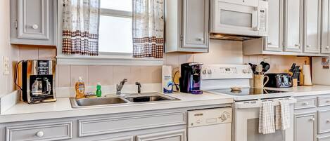 Een koelkast, een microgolfoven, een oven, een kookplaat