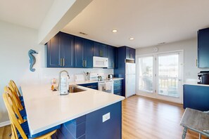 Kjøleskap, mikrobølgeovn, ovn og kokeplater