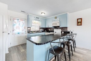 Køleskab, mikrobølgeovn, ovn, kogeplade