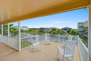 Terrace/patio - Fantastic Waterfront House w/Patio, Free WiFi, Private Washer/Dryer, Central AC (Holden Beach)