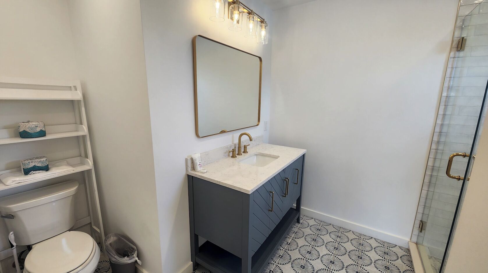 Ein Badezimmer mit Toilette, Waschbecken und Dusche.