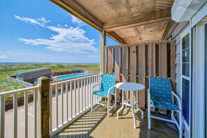 Terrace/patio - Dog-friendly oceanfront condo with balcony, outdoor pool, hot tub, and central AC (Hatteras)