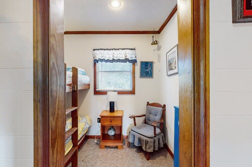 Dog-friendly home 5 lots from the beach with crow's nest, ocean view & fast WiFi