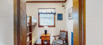 Dog-friendly home 5 lots from the beach with crow's nest, ocean view & fast WiFi