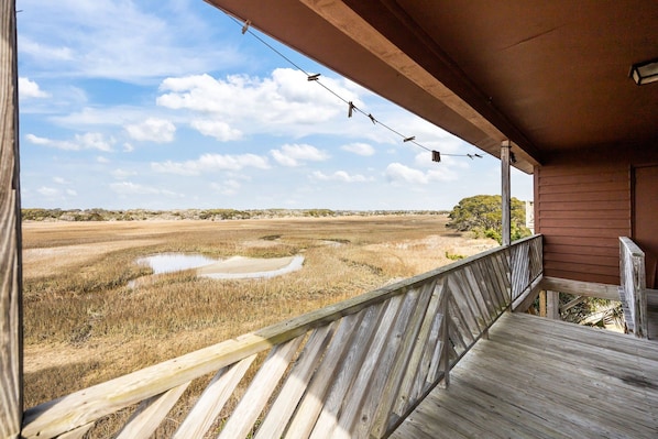 Une terrasse en bois offrant une vue sur un paysage naturel.