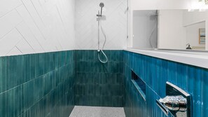 Shower, towels, shampoo