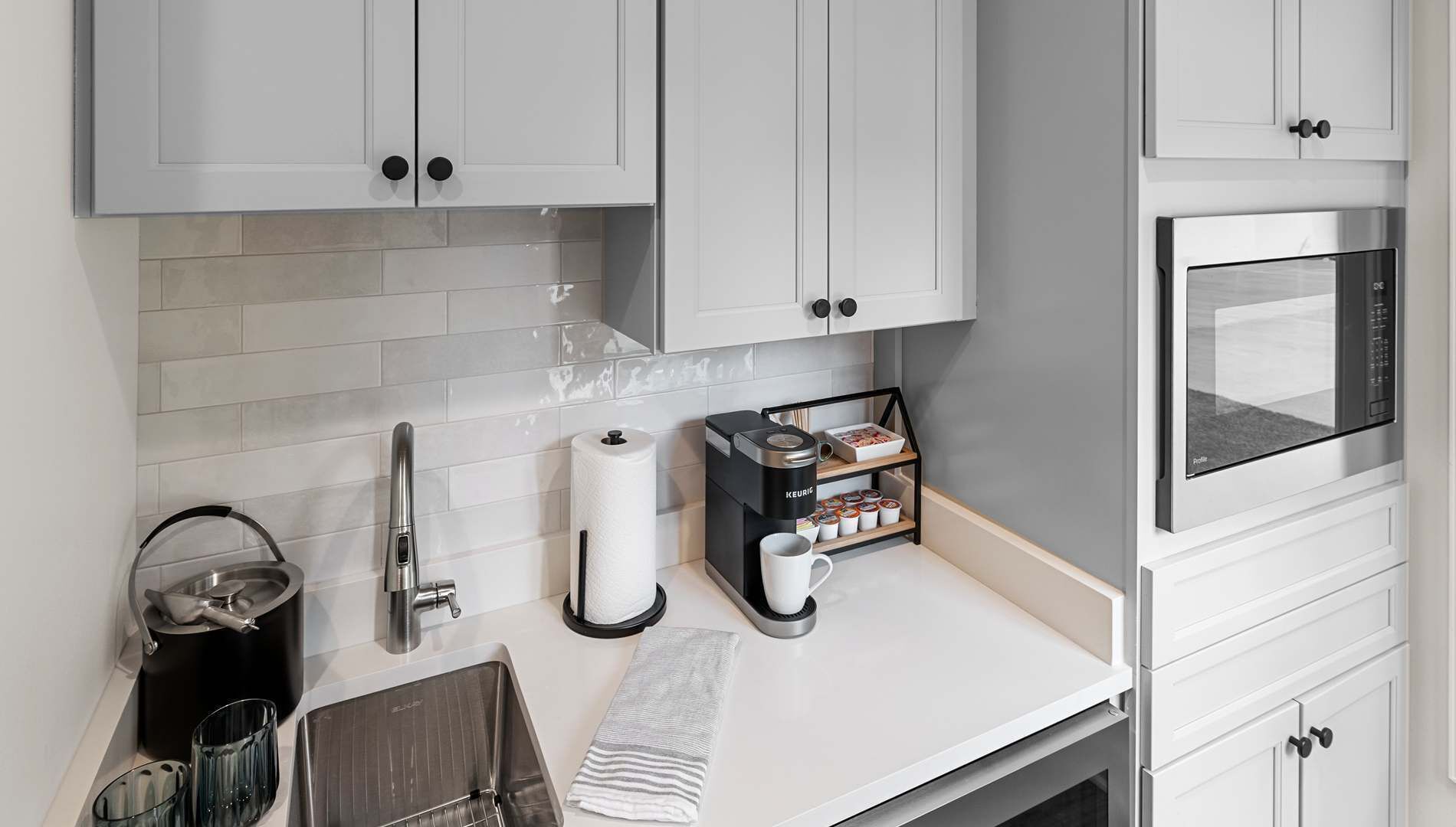 Réfrigérateur, micro-ondes, cafetière/bouilloire