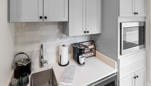 Réfrigérateur, micro-ondes, cafetière/bouilloire