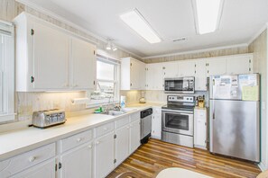 Kjøleskap, mikrobølgeovn, ovn og kokeplater