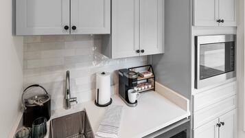 Réfrigérateur, micro-ondes, cafetiÚre/bouilloire