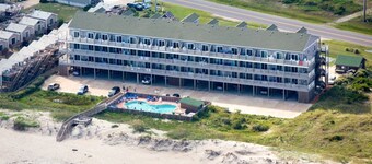 Oceanfront condo with wraparound balcony, fast WiFi, and on-site pool/hot tub