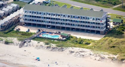 Oceanfront condo with wraparound balcony, fast WiFi, and on-site pool/hot tub