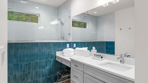 Dusche, Handtücher, Shampoo