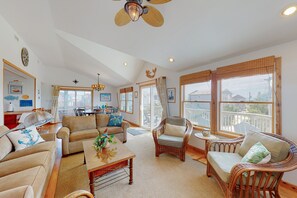 TV, DVD-spiller, bøker og stereoanlegg