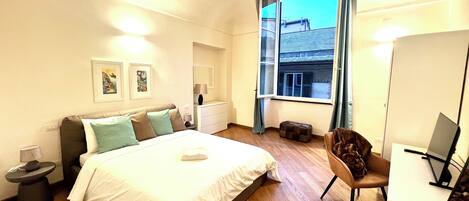 4 bedrooms, iron/ironing board, WiFi, bed sheets