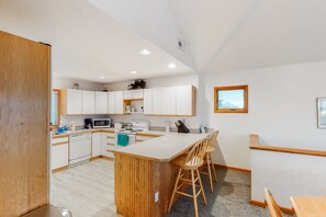 冷蔵庫、電子レンジ、オーブン、コンロ