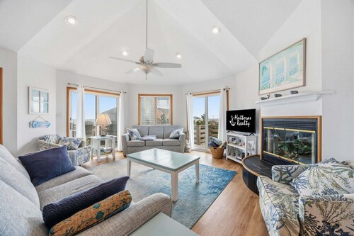 Ocean-view home with pool, private hot tub, W/D - near the beach