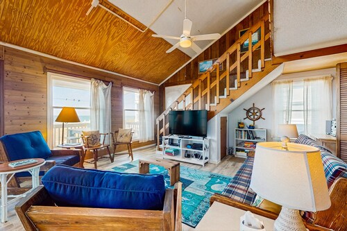 Oceanfront home with private beach walkway, washer/dryer, WiFi & AC - dogs OK