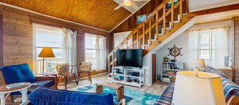 Oceanfront home with private beach walkway, washer/dryer, WiFi & AC - dogs OK