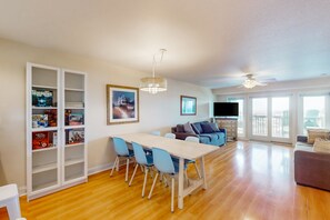 TV - Ocean view condo with pool access, furnished balcony, & central AC (Rodanthe)