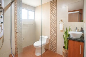 Haartrockner, Handtücher, Seife, Toilettenpapier