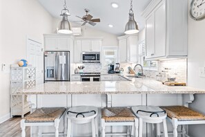 Kjøleskap, mikrobølgeovn, ovn og kokeplater