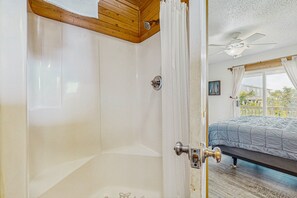 4 bedrooms, free WiFi, bed sheets - Dog-friendly house with ocean view, pool access, washer/dryer, & tennis court (Avon)
