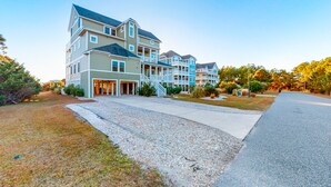 A multi-story residential building with a driveway and a well-maintained lawn. - Beautiful house with private pool, hot tub, central AC, & washer/dryer (Salvo)