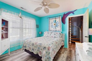 5 bedrooms, free WiFi, bed sheets - Beachfront Home with Ocean-View Deck, Outdoor Shower, WiFi, AC & Washer/Dryer (Holden Beach)