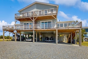 Exterior - Coastal home with large deck, close to beach and local attractions (Holden Beach)