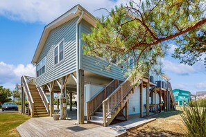 Exterior - Coastal home with large deck, close to beach and local attractions (Holden Beach)