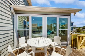 Outdoor dining - Coastal home with large deck, close to beach and local attractions (Holden Beach)