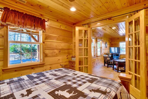 NEW -  Hot tub - 3 acres - 5 min walk to lake fishing - 15 min Cloudland Canyon - 35 min Chattanooga