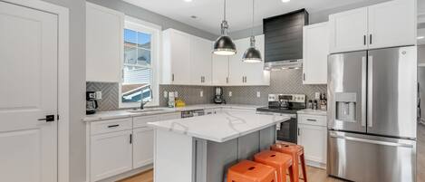 Kylskåp, mikrovågsugn, ugn och spishäll