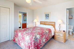 6 bedrooms, free WiFi, bed sheets - Six-bedroom house with fireplace, private hot tub, ocean views & pool access (Avon)