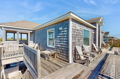 Six-bedroom house with fireplace, private hot tub, ocean views & pool access