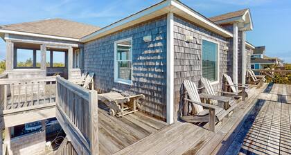 Six-bedroom house with fireplace, private hot tub, ocean views & pool access