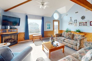 Televisión, chimenea, reproductor de DVD