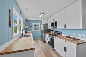 Kjøleskap, mikrobølgeovn, ovn og kokeplater