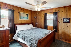 3 bedrooms, free WiFi, bed sheets - Fun home with ocean view, washer/dryer, outdoor pool access, and private hot tub (Frisco)