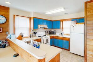 Fridge, microwave, oven, stovetop - Fun home with ocean view, washer/dryer, outdoor pool access, and private hot tub (Frisco)