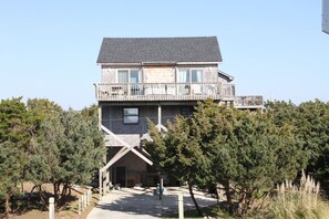 Exterior - Fun home with ocean view, washer/dryer, outdoor pool access, and private hot tub (Frisco)