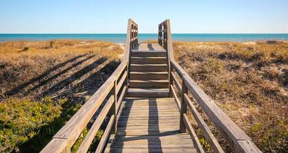 Condo near the beach with pool, tennis, BBQ area, balcony, & fireplace