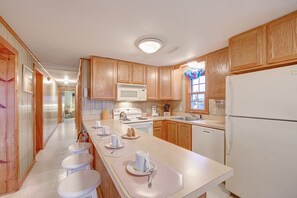 Køleskab, mikrobølgeovn, ovn, kogeplade