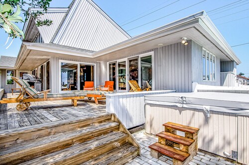 Exquisite home with private hot tub, game room, & central AC